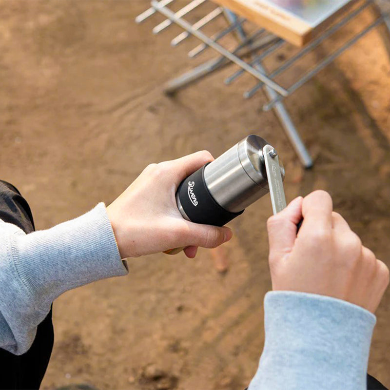 リバーズ コーヒーミル 小型 Rivers ブランド アウトドア キャンプ コーヒー ミル 手動 120ml ブラック シルバー 日本製 手挽き 粗挽き 細挽き 豆挽き 粒度調節 持ち運び コーヒーグラインダー グリット2 CF008