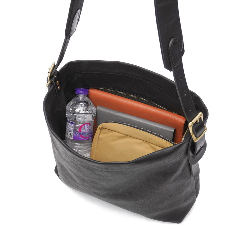 【当店限定モデル】 別注 SLOW ショルダーバッグ メンズ レディース 斜めがけバッグ 大きめ 大きい おしゃれ スロウ ショルダー バッグ メンズバッグ A4 ブランド 本革 革 レザー 軽量 軽い 大人 ファスナー 自立 黒 rubono 300S11502