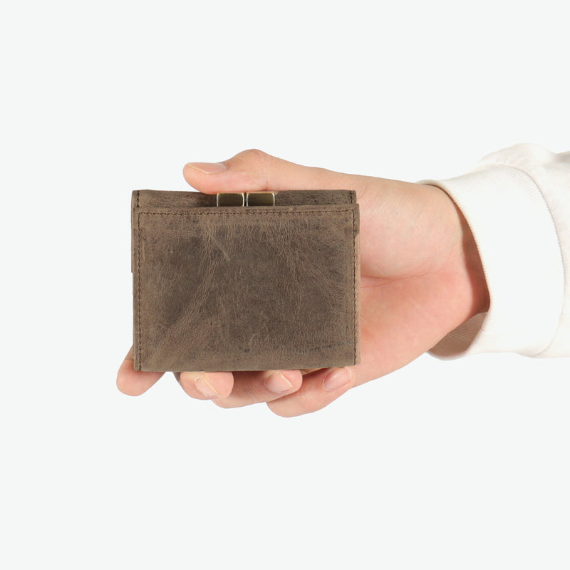SLOW 三つ折り財布 メンズ レディース ブランド がま口 スロウ 財布 本革 小さい 小さめ 小銭入れあり ミニ財布 コンパクト 軽量 軽い レザー クーズー革 ウォレット 日本製 kudu clasp trifold wallet 333S135L