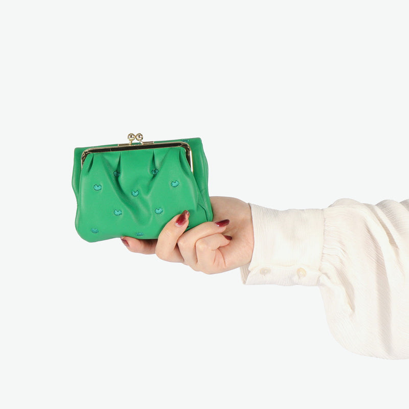 ツモリチサト 二つ折り財布 レディース 財布 がま口 tsumori chisato CARRY ブランド 女性 おしゃれ かわいい ミドルウォレット コンパクト 折り財布 二つ折り 猫 ハート 刺繍 ラム革 本革 日本製 ぷちネコ 57886