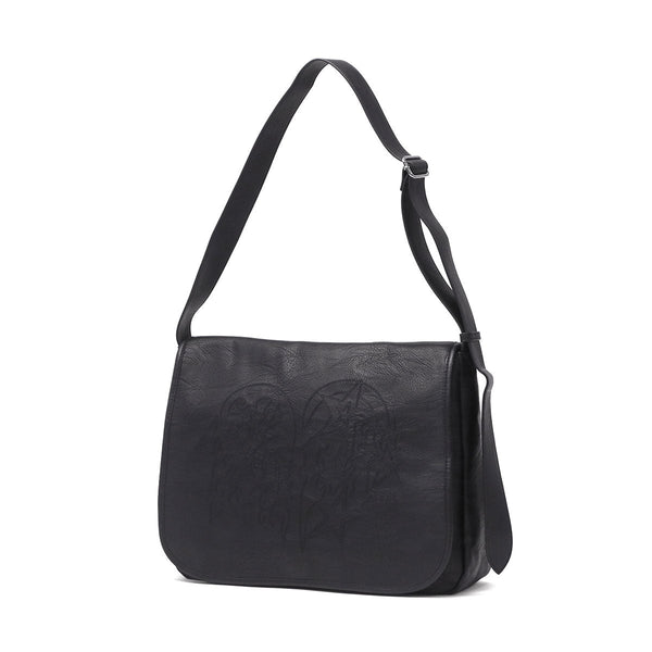 エックスガール ショルダーバッグ レディース 大きめ X-girl 斜めがけ 軽量 斜めがけバッグ メッセンジャー フェイクレザー 通学 通勤 ショルダー 刺繍 A4 TRIBAL HEART FAUX LEATHER MESSENGER BAG 105253053003