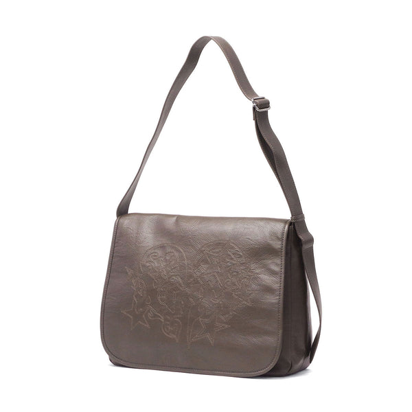 エックスガール ショルダーバッグ レディース 大きめ X-girl 斜めがけ 軽量 斜めがけバッグ メッセンジャー フェイクレザー 通学 通勤 ショルダー 刺繍 A4 TRIBAL HEART FAUX LEATHER MESSENGER BAG 105253053003