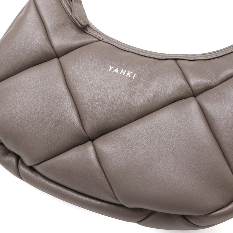 ヤーキ ハンドバッグ レディース 小さめ YAHKI バッグ 軽量 軽い ブランド コンパクト ミニ 上品 大人 おしゃれ かわいい シンプル キルティング ハーフムーン フェイクレザー FAKE LEATHER HAND BAG YH-745